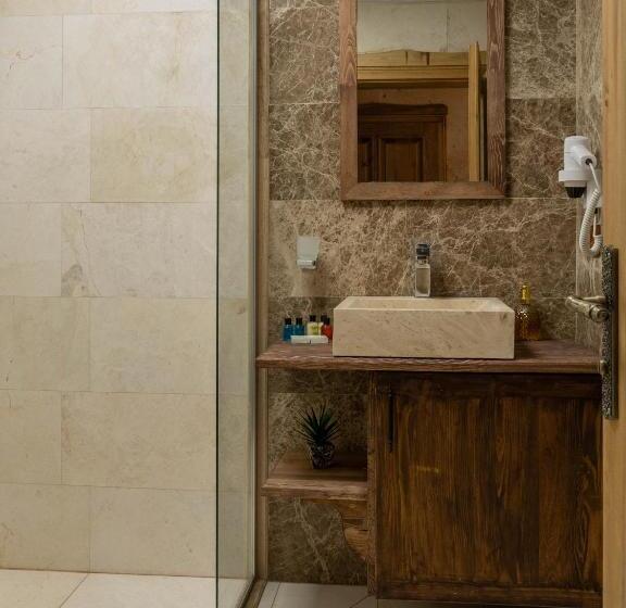 高级大房间, Olivia Cave