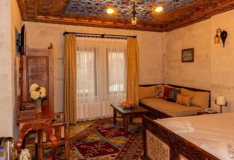 패밀리 룸, Olivia Cave