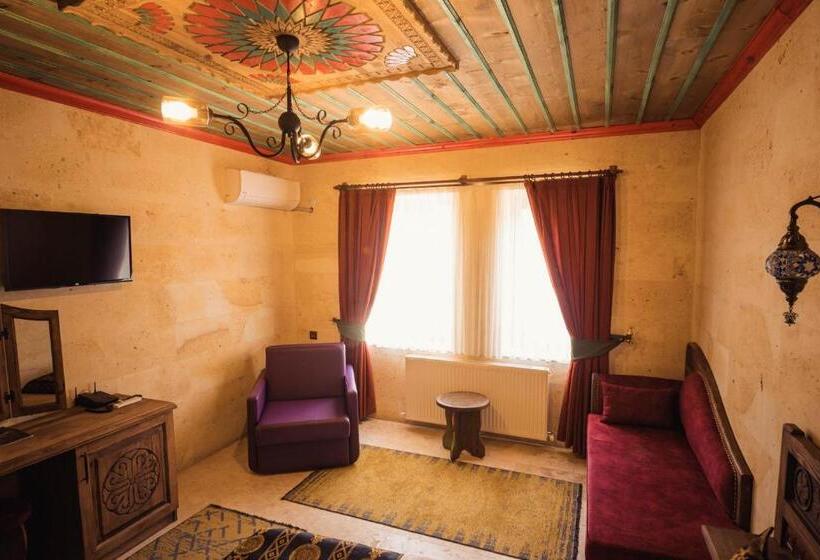 패밀리 룸, Olivia Cave