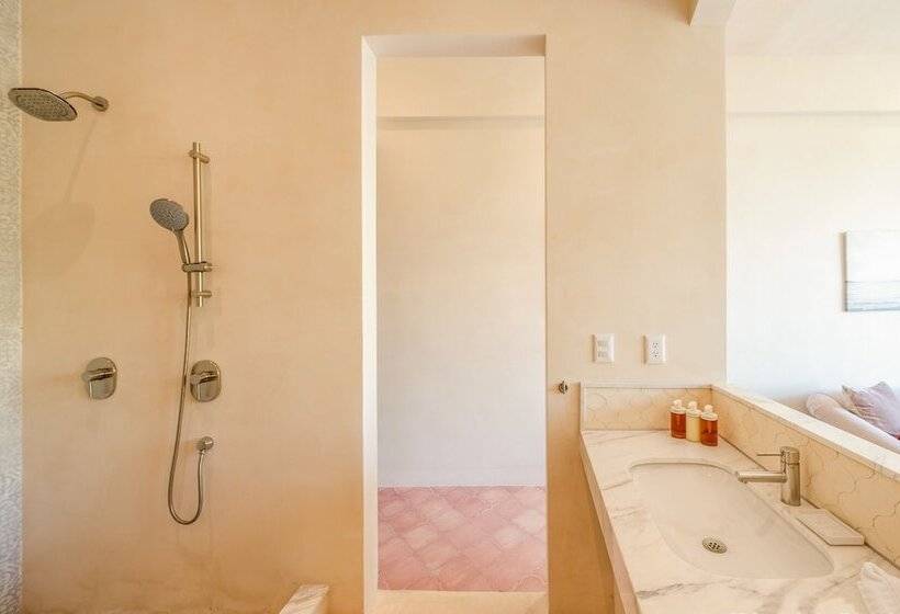 带大床的套房, Lola By Coco B Isla