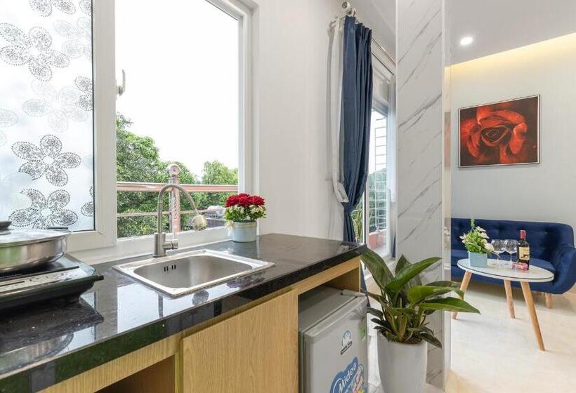 اتاق استاندارد با چشم‌انداز دریاچه, The Lakeview  West Lake Lotus Apartments