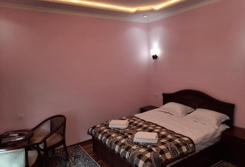 חדר סטנדרט לשלושה, Vostok