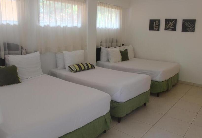 标准三人间, Albrook Inn