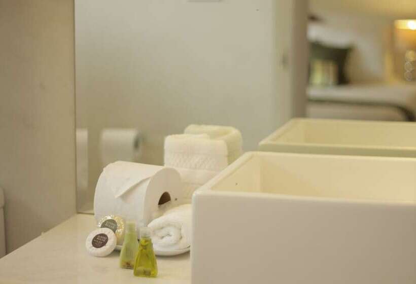 标准三人间, Albrook Inn