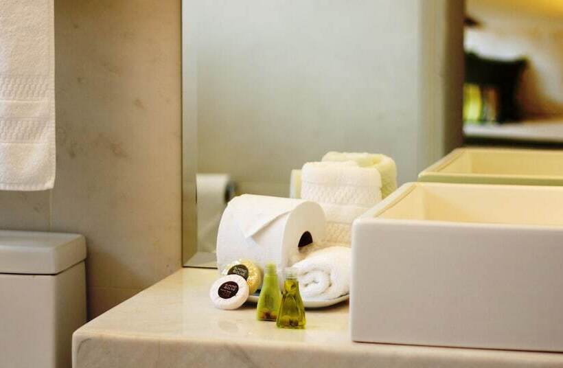 标准三人间, Albrook Inn