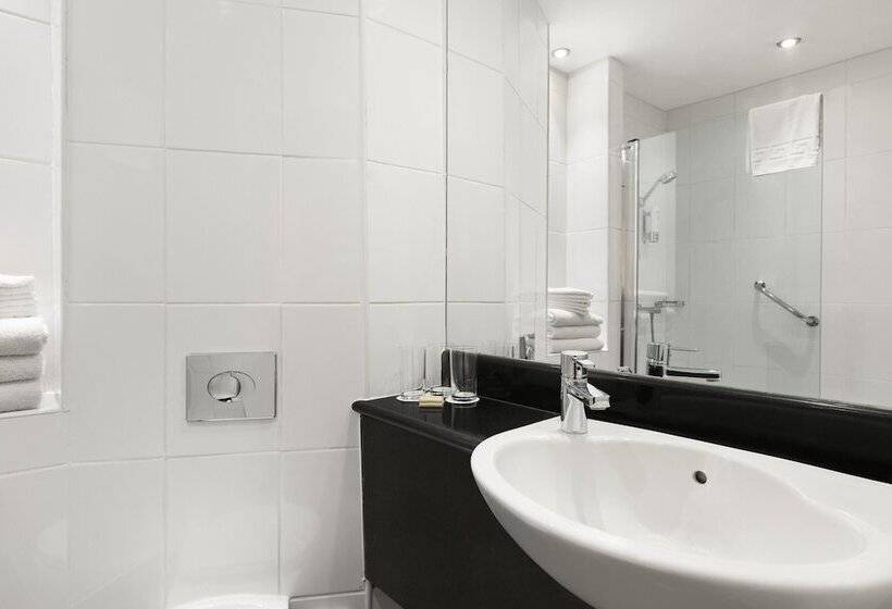 غرفة قياسية لذوى الاحتياجات الخاصة, Ramada By Wyndham Hounslow  Heathrow East