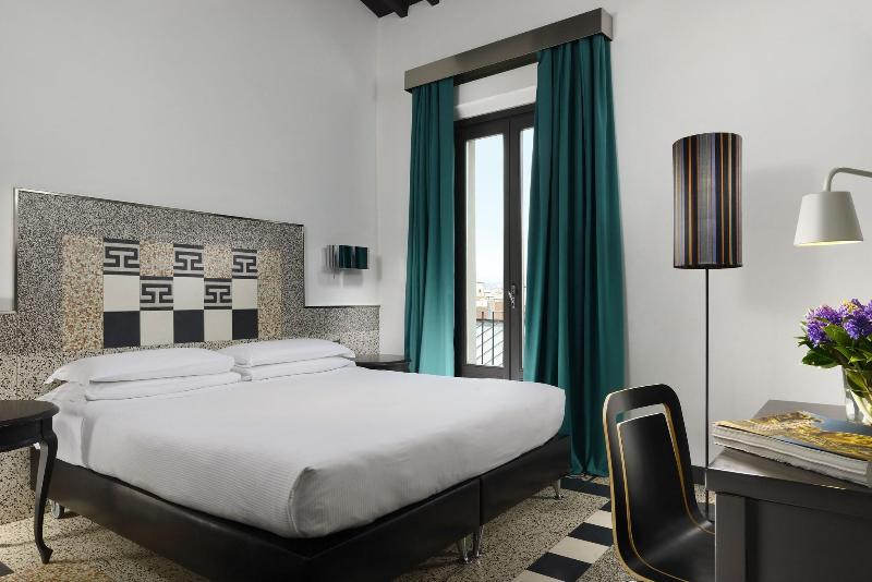 اتاق لوکس, Universo