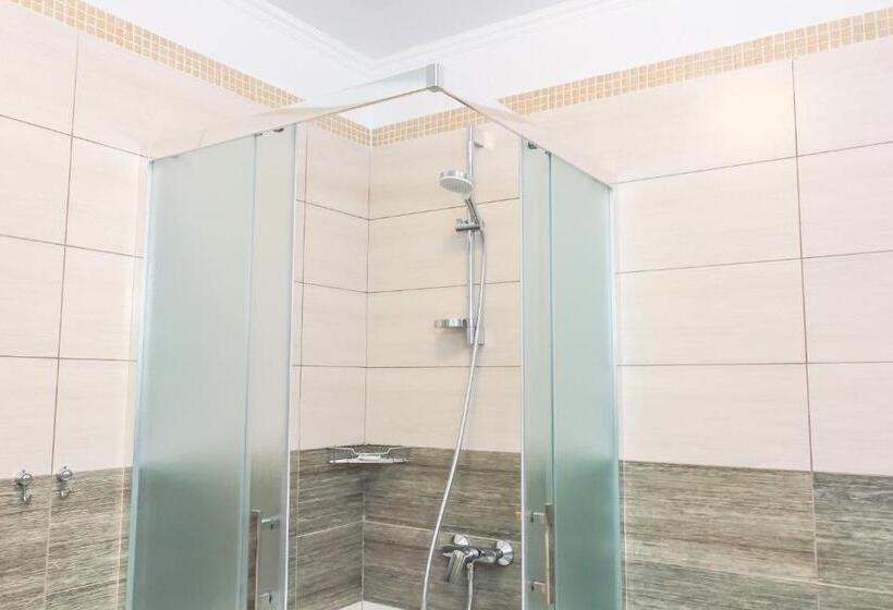 בקתת חדר, Dominion Relax Club