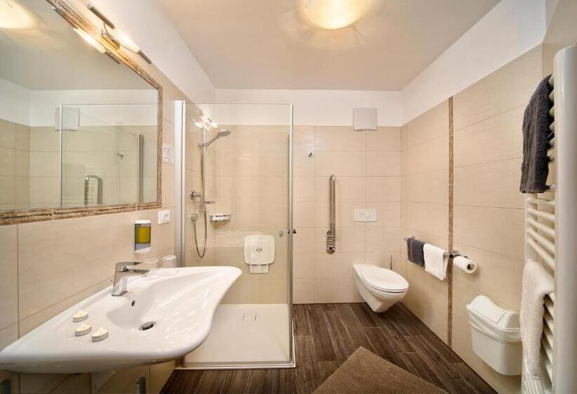 חדר לארבעה סטנדרטי עם מרפסת, Alpshotel Bergland