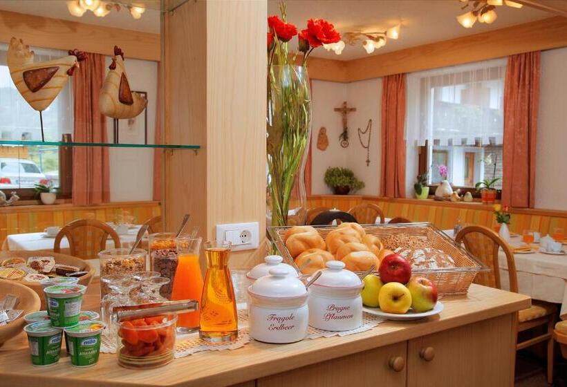 חדר לארבעה סטנדרטי עם מרפסת, Alpshotel Bergland