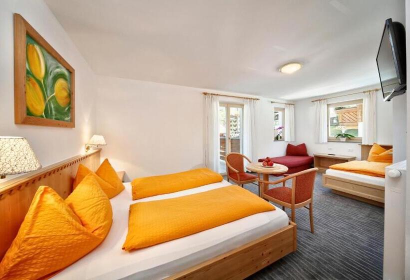 اتاق استاندارد چهارنفره با بالکن, Alpshotel Bergland