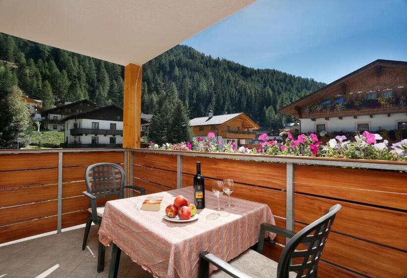 اتاق استاندارد چهارنفره با بالکن, Alpshotel Bergland
