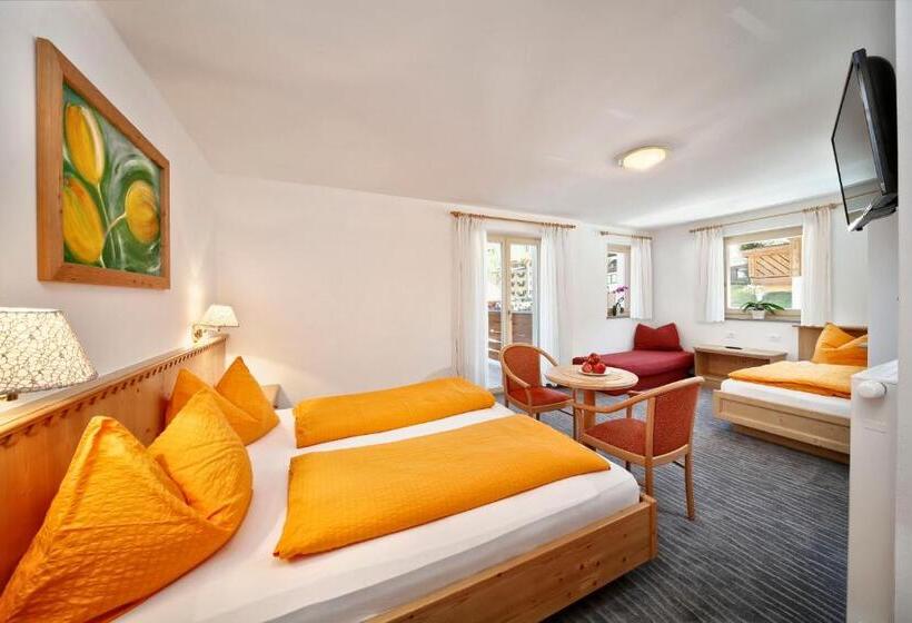 חדר לארבעה סטנדרטי עם מרפסת, Alpshotel Bergland