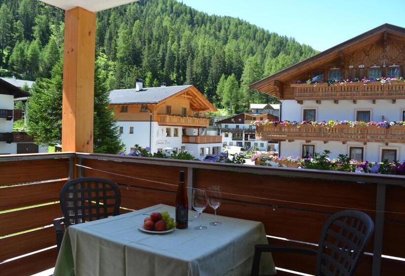 חדר סטנדרט לשלושה עם מרפסת, Alpshotel Bergland