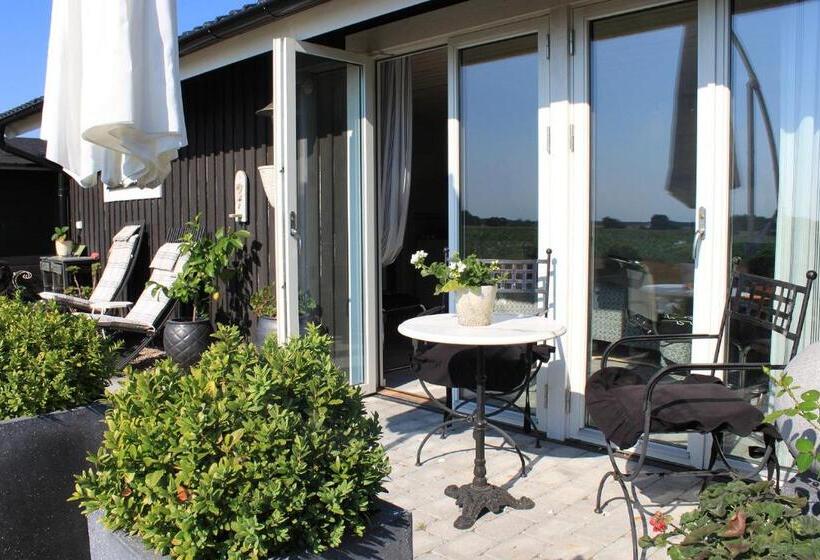 Студия Стандарт, ängshyddan B&b