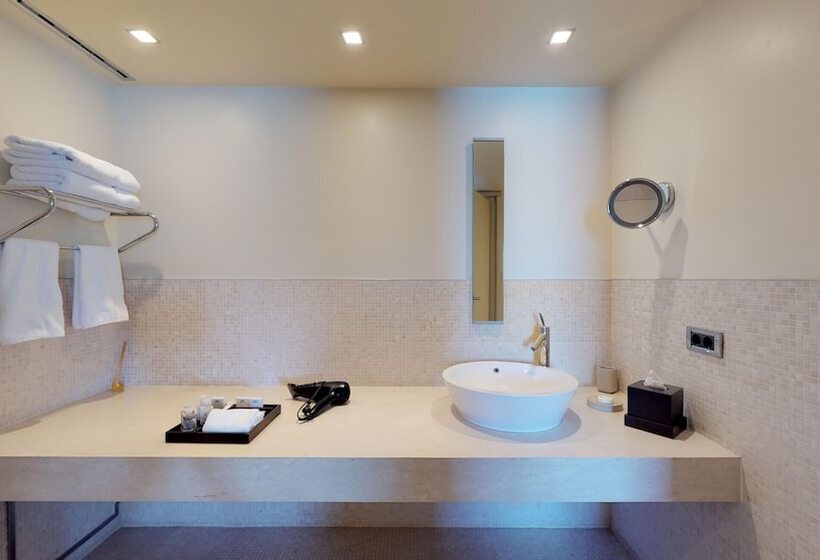 اتاق لوکس, A'jia