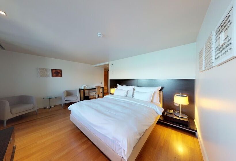 اتاق لوکس, A'jia