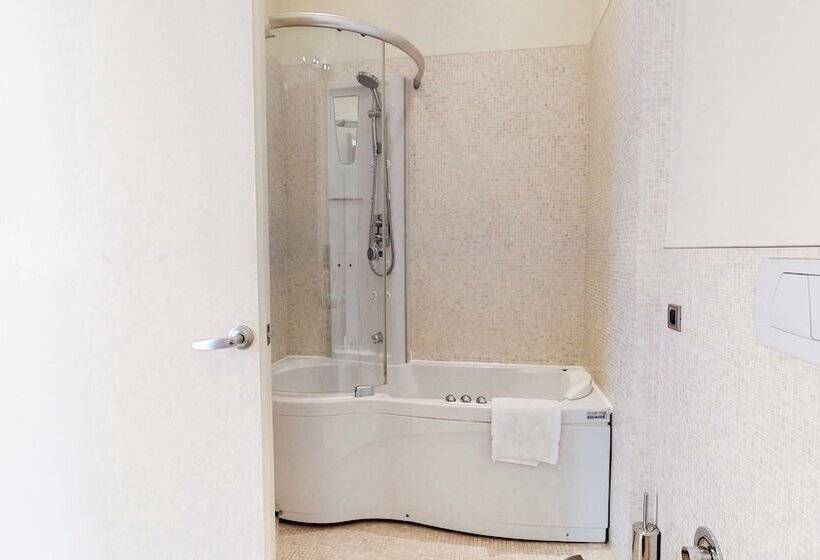 اتاق لوکس, A'jia