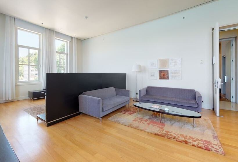 سوییت لوکس, A'jia