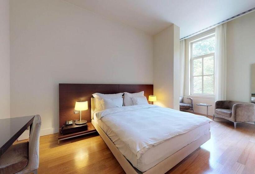 اتاق دلوکس با چشمانداز پارک, A'jia