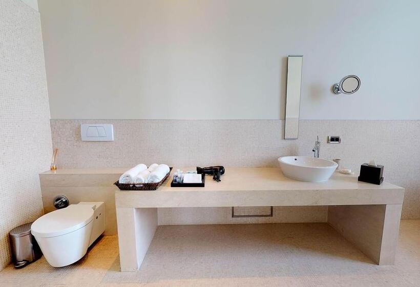 سوییت لوکس, A'jia