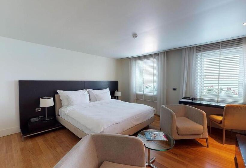 اتاق لوکس, A'jia