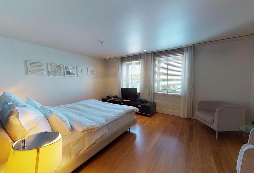 اتاق لوکس, A'jia