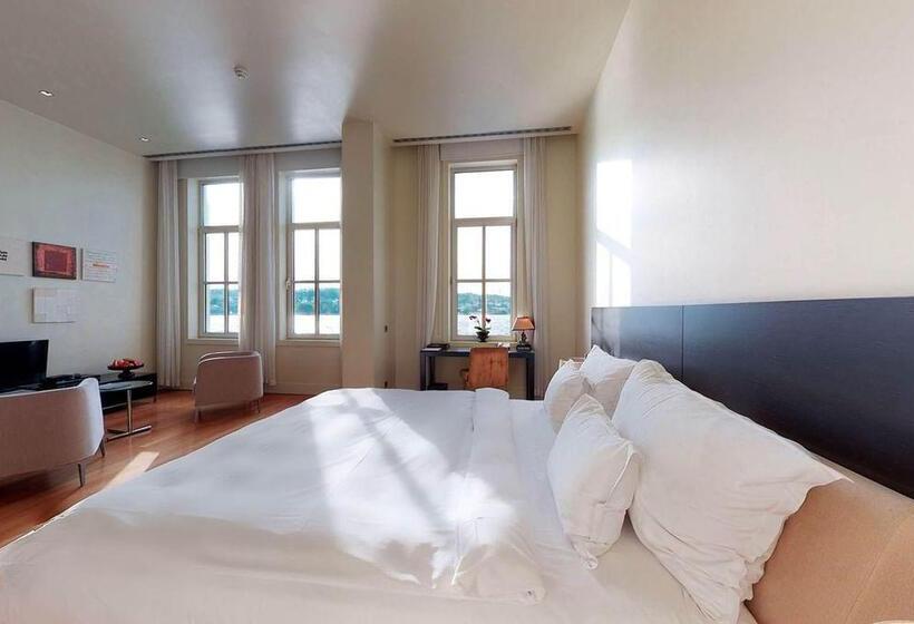 اتاق لوکس, A'jia