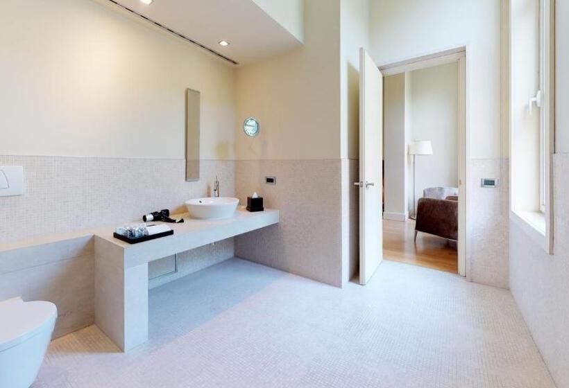 اتاق دلوکس با چشمانداز پارک, A'jia