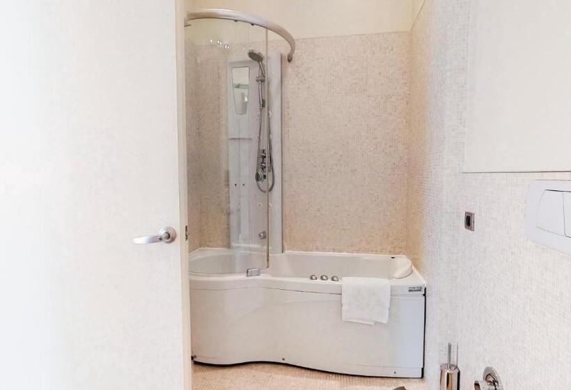 اتاق لوکس با چشمانداز, A'jia