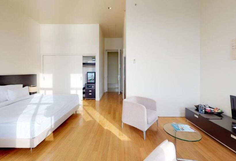 اتاق لوکس با چشمانداز, A'jia