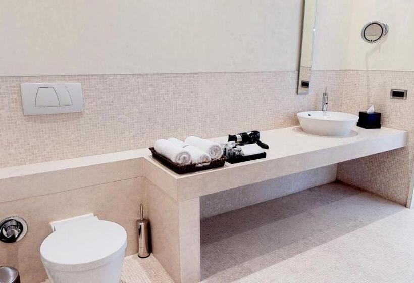 سوئیت پرزیدنت, A'jia