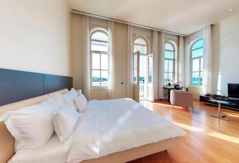 سوئیت پرزیدنت, A'jia