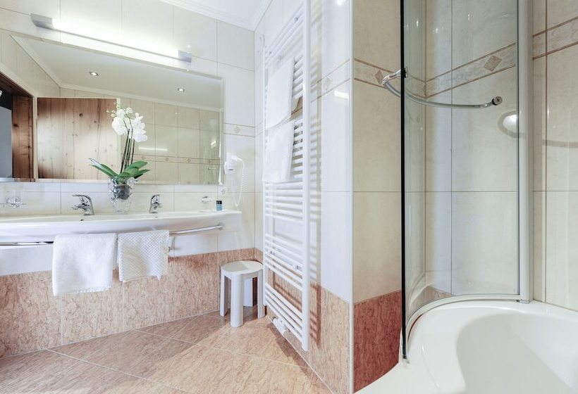 Полулюкс, Alpine Hideaway Zillertalerhof   4 Sterne Superior