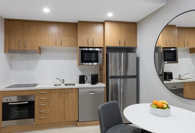 标准工作室, Meriton Suites Waterloo