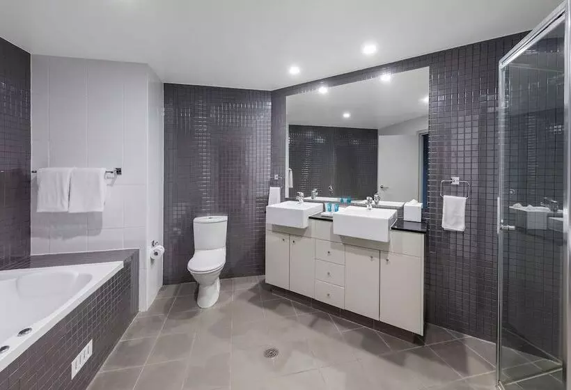 3 Bedroom Suite, Meriton Suites Waterloo