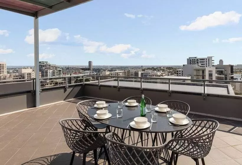 3 Bedroom Suite, Meriton Suites Waterloo