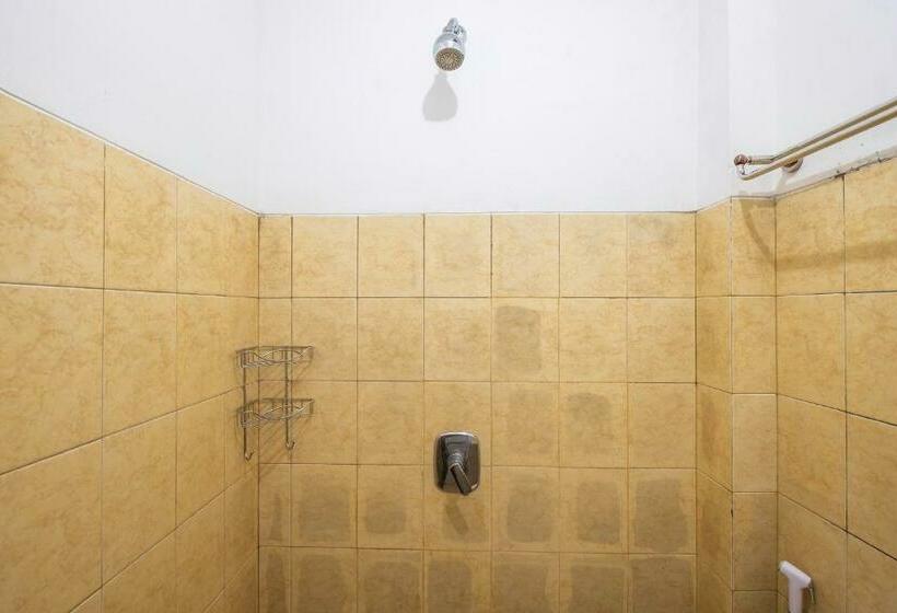 Standard Enkelrum, Oyo 1568 Stasiun Ka Cirebon Guest House