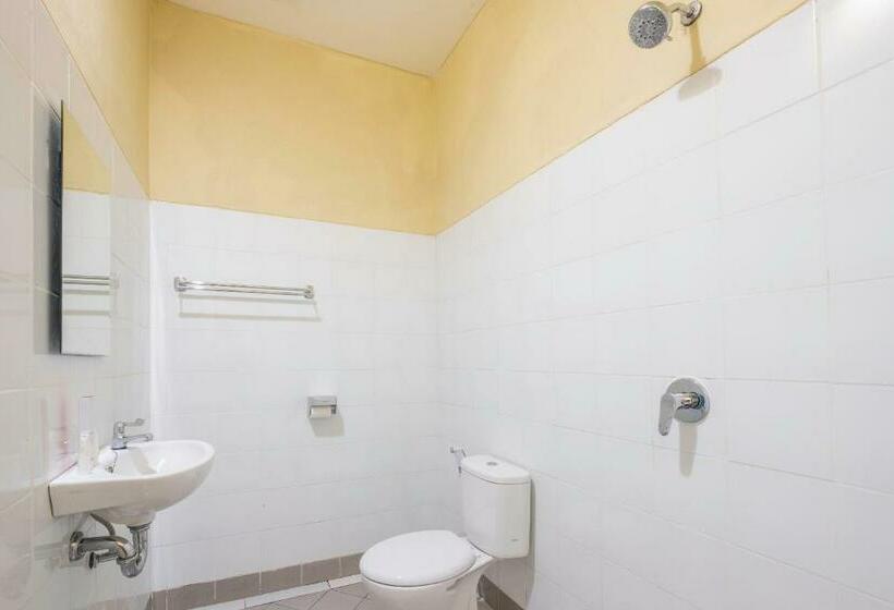 Standardrum, Oyo 1568 Stasiun Ka Cirebon Guest House