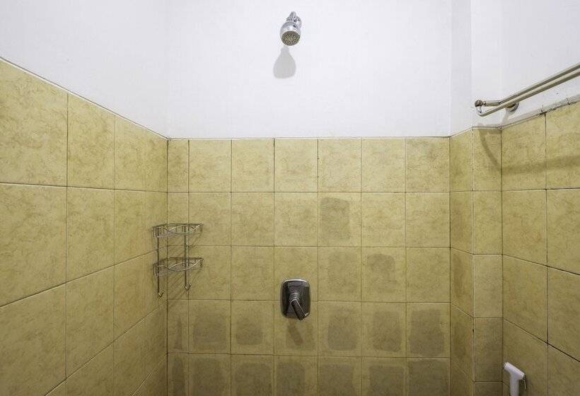 Standard Enkelrum, Oyo 1568 Stasiun Ka Cirebon Guest House