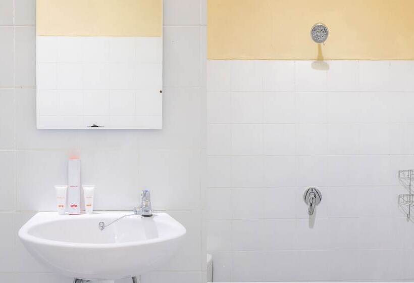 Deluxe Rum, Oyo 1568 Stasiun Ka Cirebon Guest House