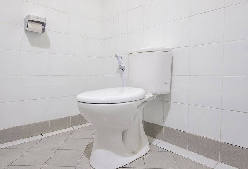 Deluxe Rum, Oyo 1568 Stasiun Ka Cirebon Guest House