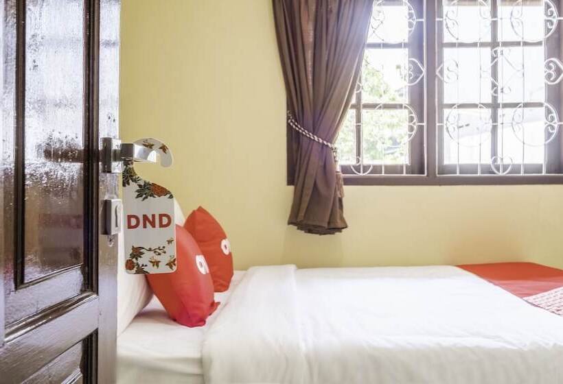 Deluxe Rum, Oyo 1568 Stasiun Ka Cirebon Guest House