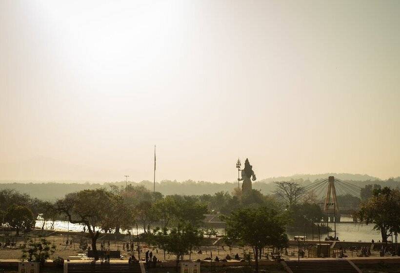 اتاق استاندارد, The Reverent Ganga