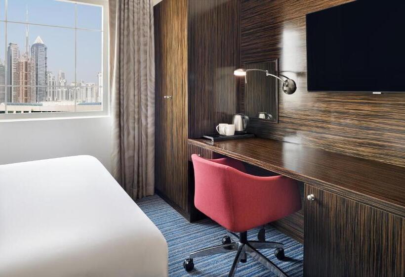 اتاق استاندارد با تخت بزرگ برای معلولان, Holiday Inn Express Dubai Safa Park, An Ihg