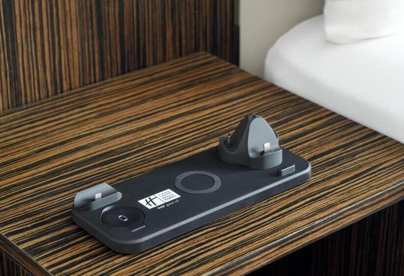 اتاق استاندارد با تخت بزرگ, Holiday Inn Express Dubai Safa Park, An Ihg