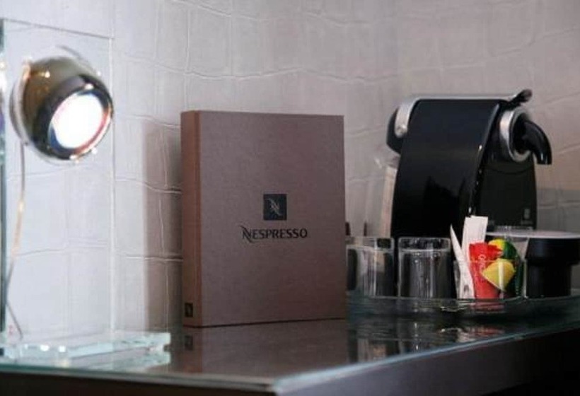 اتاق لوکس, L'adresse
