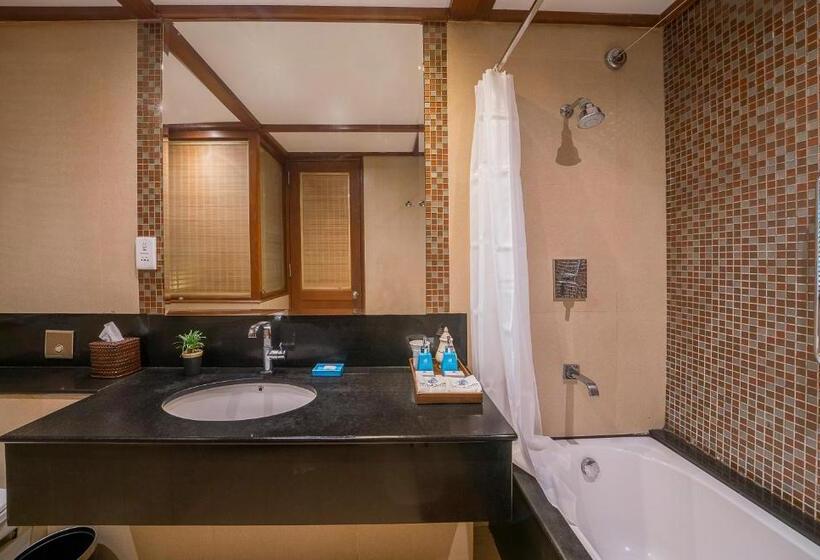 اتاق لوکس با چشم‌انداز دریا, The Blue Water   Bawa Heritage   City Resort