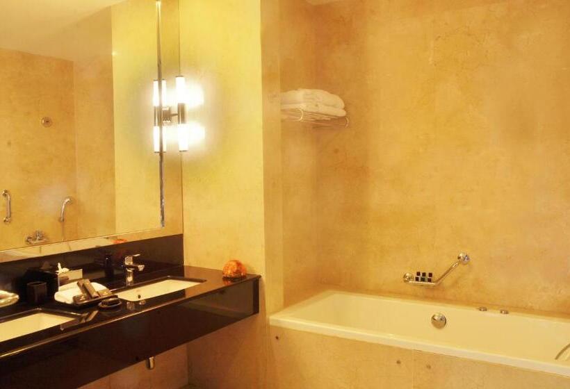 سوئیت کلوب با چشم‌انداز دریا, The Blue Water   Bawa Heritage   City Resort