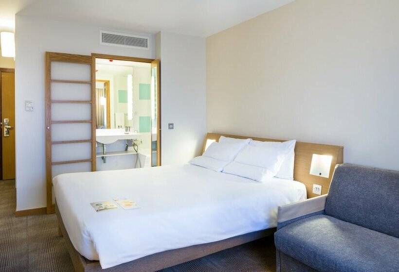 Superior Room, Novotel London Paddington